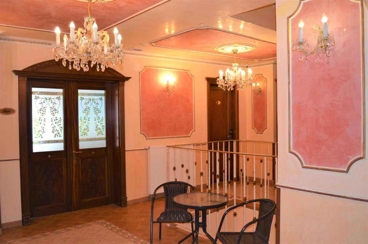 Hotel Renesance Krasna Kralovna Karlovy Vary Dış mekan fotoğraf